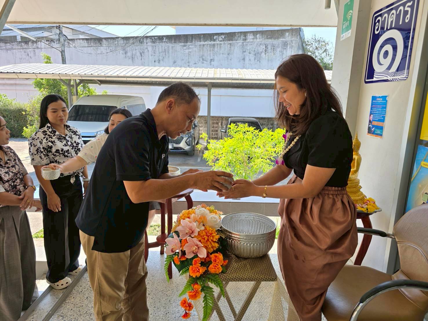 title - สำนักงานการปฏิรูปที่ดินจังหวัดเพชรบุรี ร่วมสืบสานวัฒนธรรม ประเพณีวันสงกรานต์ สรงน้ำพระและ รดน้ำขอพรปฏิรูปที่ดินจังหวัดเพชรบุรี